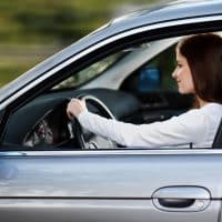 femme qui essaye une voiture electrique