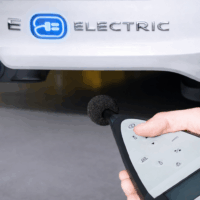Mesure du bruit d’une voiture électrique à l’aide d’un sonomètre près du pare-chocs arrière