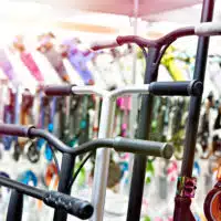 Comparaison de plusieurs modèles de trottinettes électriques en magasin pour aider à choisir sa trottinette électrique selon ses besoins.