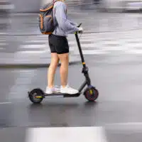 Trottinette électrique circulant en ville, illustrant la vitesse autorisée sur l’espace public.