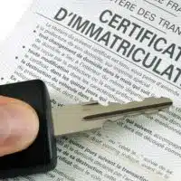 Certificat d'immatriculation et clé de voiture