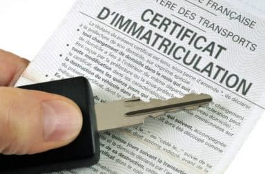 Certificat d'immatriculation et clé de voiture