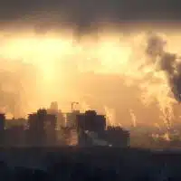 Panorama urbain marqué par une forte pollution de l’air, avec des émissions industrielles visibles, illustrant l’impact sanitaire de la pollution atmosphérique sur les populations.