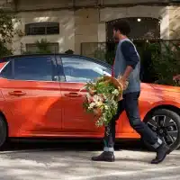 Citadine électrique Opel Corsa stationnée en ville.