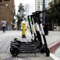Trottinettes électriques stationnées en ville, illustrant les usages urbains.