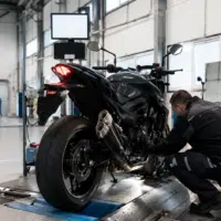 Moto sur le banc d'un centre de contrôle technique agréé