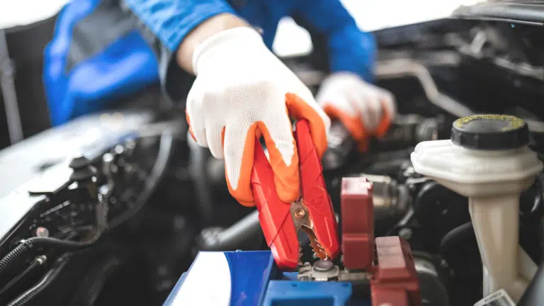 1-batterie-voiture-signes-solutions-pannes-2025
