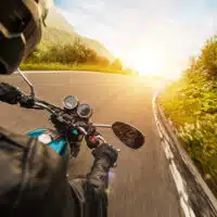 1-les-motards-et-la-tentation-du-beau-temps-quand-le-soleil-encourage-la-vitesse