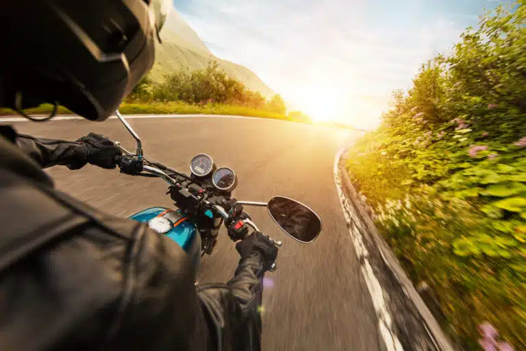 1-les-motards-et-la-tentation-du-beau-temps-quand-le-soleil-encourage-la-vitesse