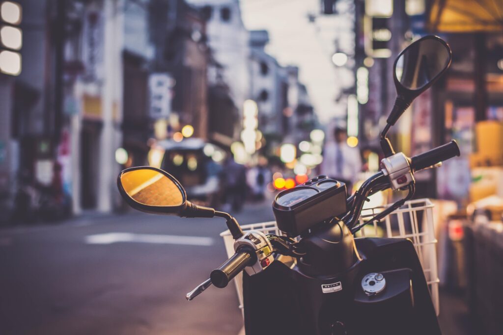 2-les-motards-et-la-tentation-du-beau-temps-quand-le-soleil-encourage-la-vitesse