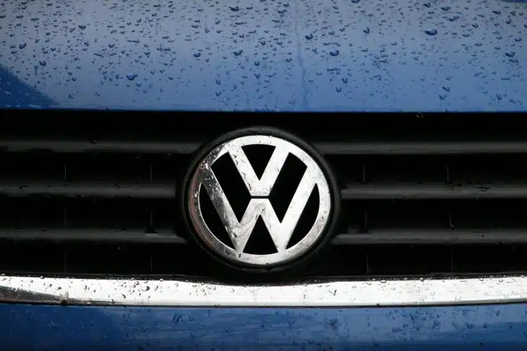 1-la-revolution-des-ventes-de-vehicules-electriques-en-europe-volkswagen-surpasse-tesla