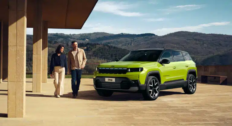 1-le-nouveau-jeep-compass-une-reconnexion-technologique-avec-le-peugeot-3008