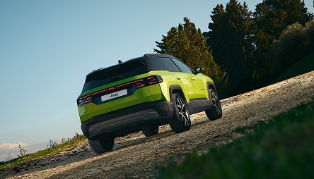2-le-nouveau-jeep-compass-une-reconnexion-technologique-avec-le-peugeot-3008