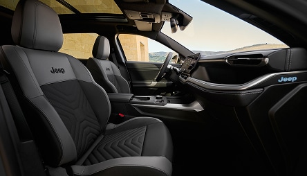3-le-nouveau-jeep-compass-une-reconnexion-technologique-avec-le-peugeot-3008