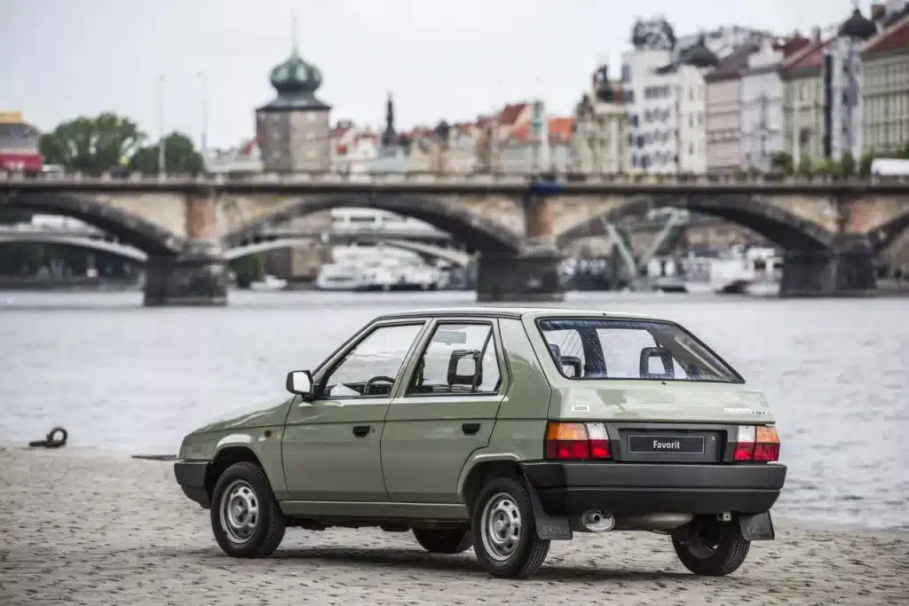 3-renouveau-electrique-skoda-revisite-la-favorit-avec-innovation-et-modernite