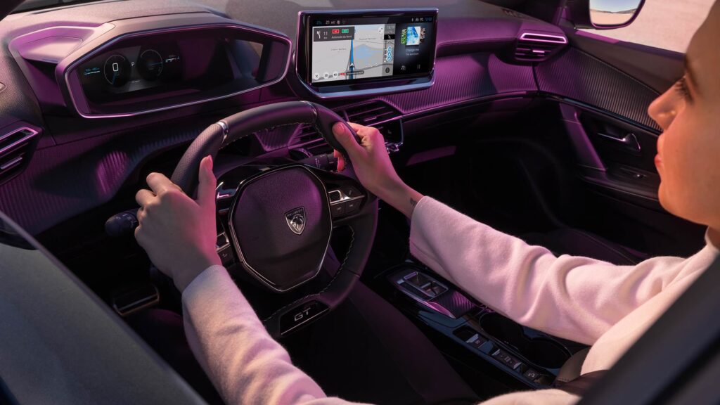 PEUGEOT_E2008_Interieur-techno