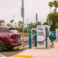 1-donald-trump-et-la-bataille-autour-des-voitures-electriques-en-californie