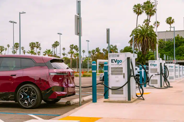 1-donald-trump-et-la-bataille-autour-des-voitures-electriques-en-californie