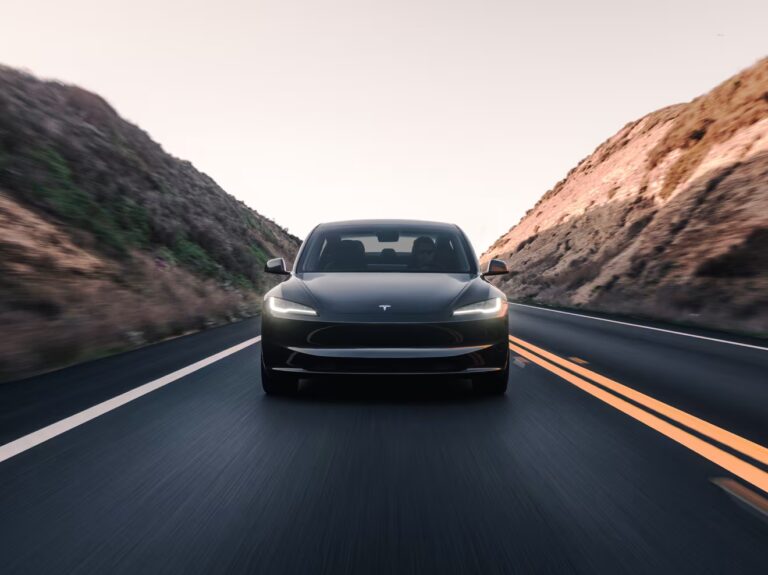 1-cest-les-soldes-chez-tesla-la-model-3-saffiche-a-prix-casse