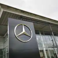 1-mercedes-benz-revoit-ses-ambitions-face-a-la-pression-des-droits-de-douane-americains