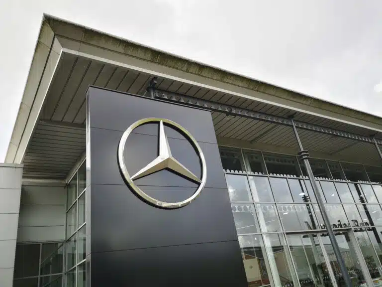 1-mercedes-benz-revoit-ses-ambitions-face-a-la-pression-des-droits-de-douane-americains