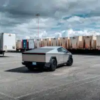 1-tesla-change-de-cap-avec-un-nouveau-pick-up-electrique-plus-compact-apres-lechec-du-cybertruck