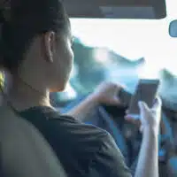 1-smartphone-au-volant-quand-les-notifications-transforment-la-route-en-zone-de-danger