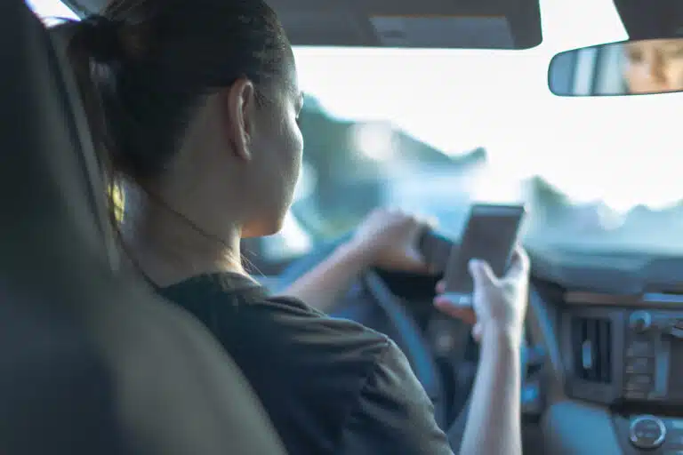 1-smartphone-au-volant-quand-les-notifications-transforment-la-route-en-zone-de-danger