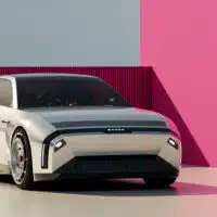 1-quand-la-skoda-110-r-rencontre-lelectrique-hommage-virtuel-et-vision-du-futur