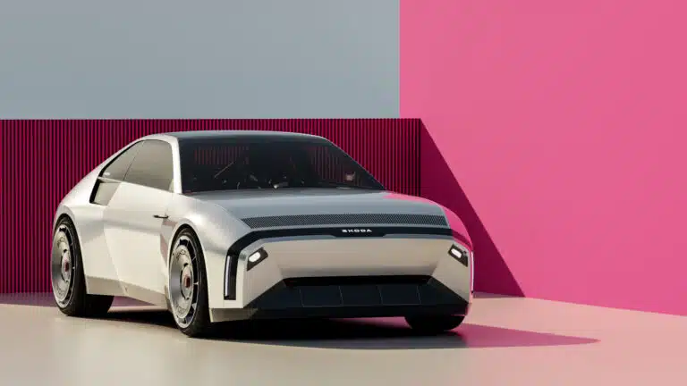 1-quand-la-skoda-110-r-rencontre-lelectrique-hommage-virtuel-et-vision-du-futur