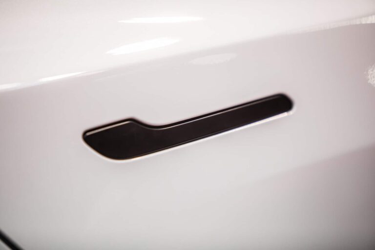 1-tesla-model-y-enquete-sur-un-probleme-de-poignee-de-porte-et-les-enjeux-pour-la-securite