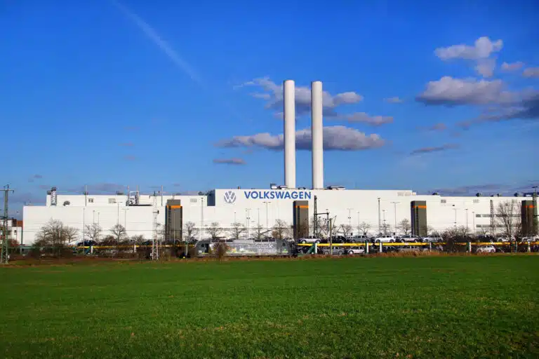 1-volkswagen-met-a-larret-ses-usines-de-voitures-electriques
