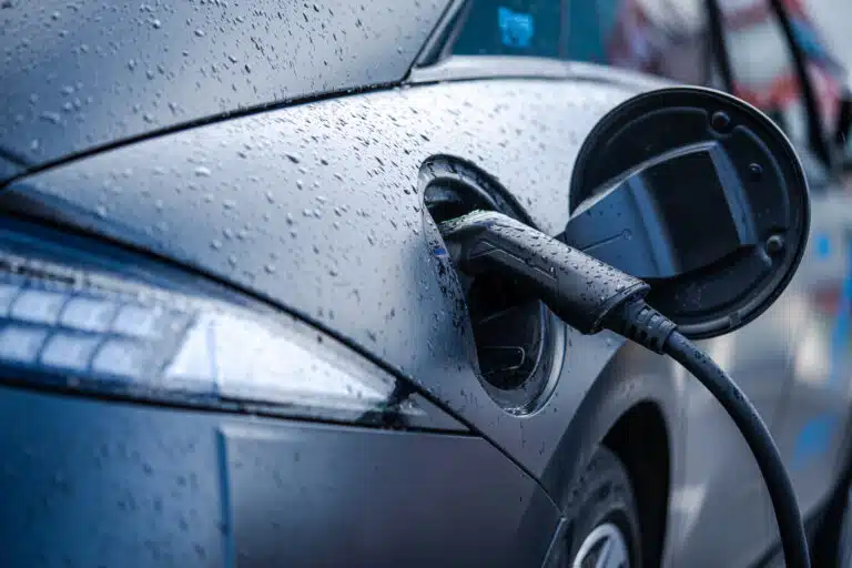 1-est-il-possible-de-recharger-sa-voiture-electrique-sous-la-pluie