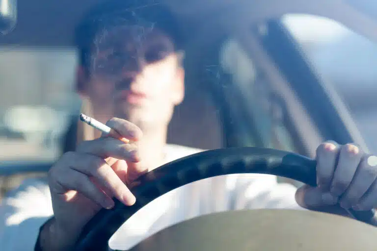 1-fumer-en-voiture-ce-que-la-loi-autorise-vraiment-et-les-regles-a-connaitre
