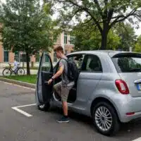 1-pourquoi-de-plus-en-plus-dadolescents-vont-au-college-en-voiture-electrique