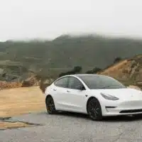 1-tesla-casse-les-prix-en-europe-avec-des-model-3-et-model-y-plus-accessibles