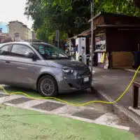 1-litalie-fait-sensation-avec-des-voitures-electriques-plus-abordables-quun-scooter
