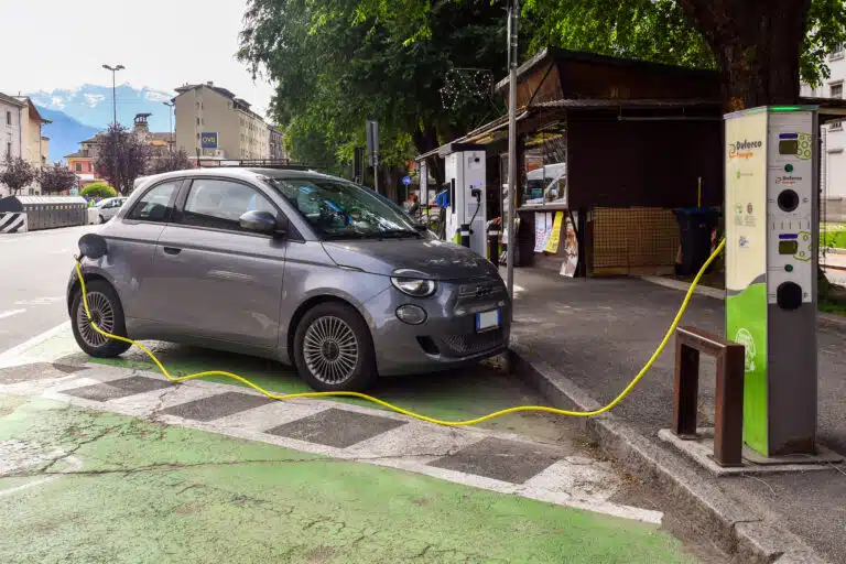 1-litalie-fait-sensation-avec-des-voitures-electriques-plus-abordables-quun-scooter
