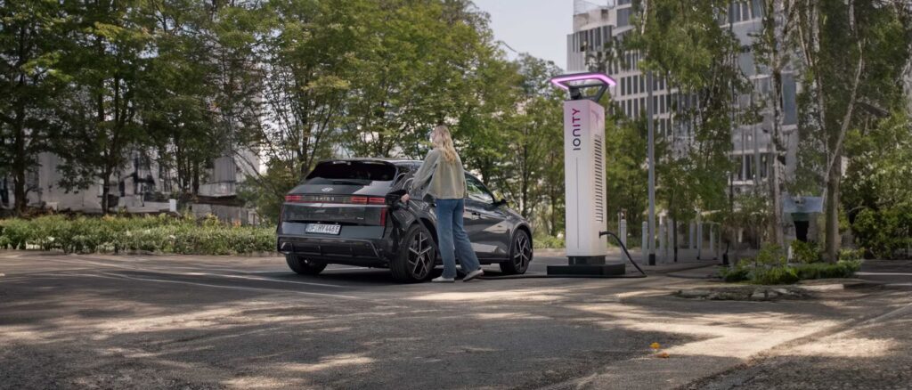 1-bientot-la-recharge-electrique-aussi-rapide-quun-plein-dessence-hyundai-repousse-les-limites