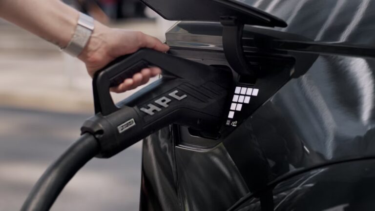 2-bientot-la-recharge-electrique-aussi-rapide-quun-plein-dessence-hyundai-repousse-les-limites