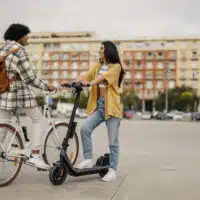 1-velo-electrique-ou-trottinette-quel-mode-de-deplacement-choisir-en-ville