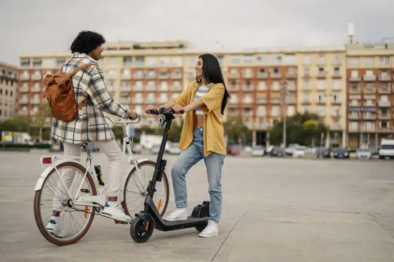 1-velo-electrique-ou-trottinette-quel-mode-de-deplacement-choisir-en-ville