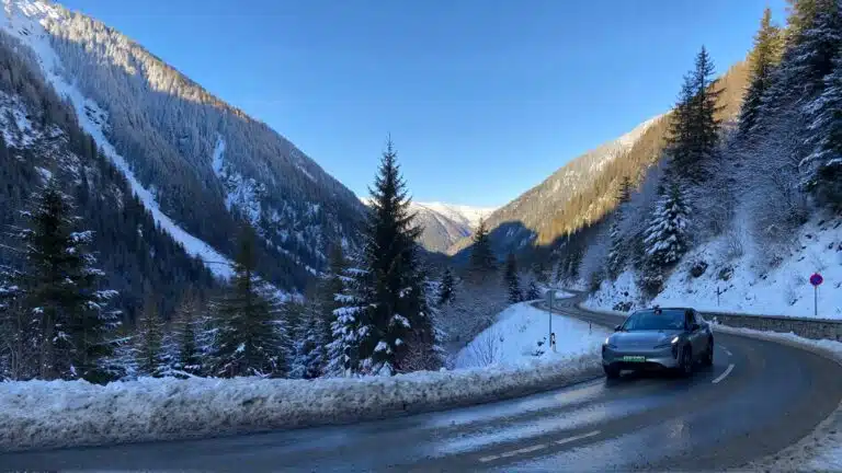1-comment-adapter-sa-conduite-en-montagne-avec-une-voiture-electrique
