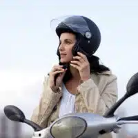 1-securite-en-scooter-les-equipements-indispensables-pour-rouler-sereinement-en-ville