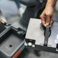 1-batterie-amovible-ou-fixe-sur-un-scooter-electrique-que-choisir