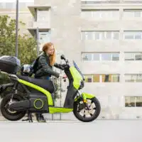 1-scooter-electrique-ou-thermique-en-ville-lequel-est-vraiment-le-plus-economique