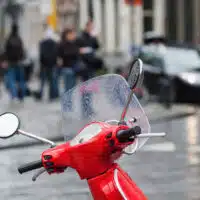 1-scooter-electrique-et-pluie-quels-risques-et-comment-rouler-en-securite