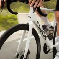 Cycliste roulant sur un vélo de route Canyon, illustrant l’activité du fabricant allemand dans un contexte de restructuration.