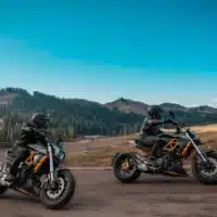 Motos modernes en circulation illustrant l’évolution des technologies de conduite, dont la direction assistée sur deux-roues