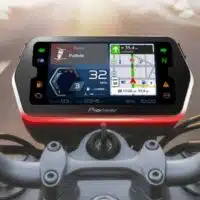 Tableau de bord moto connecté Pioneer Ride Connect affichant la navigation